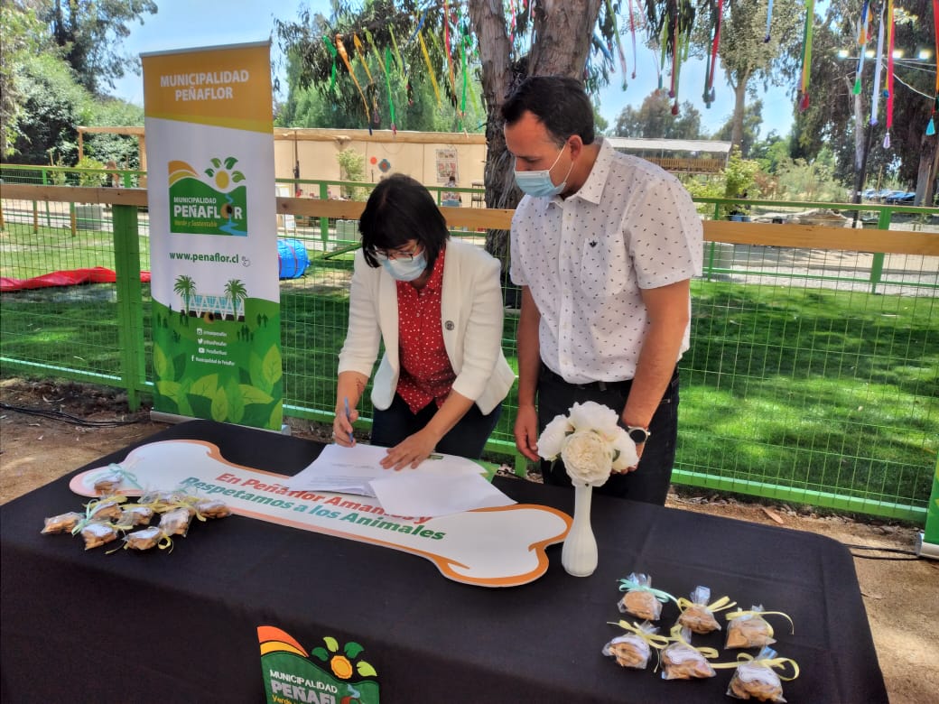 colmevetchile's tweet photo. @etojoubilla, presidenta nacional de Colmevet, inaugurando junto al alcalde @Nibaldo_Meza, la Zona Canina en Parque El Trapiche (@MuniPenaflor), el cual contará con asesoría técnica de Colmevet gracias a un convenio firmado con dicha municipalidad. 
 @biobio  #FelizViernes https://t.co/CDnNKbkD9t