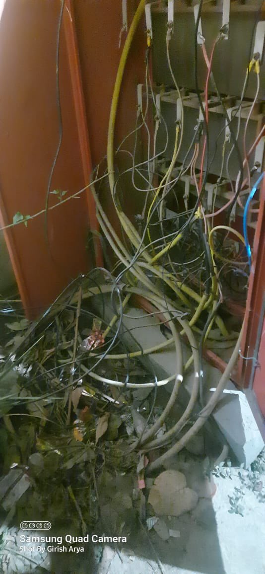 Bindapur123's tweet photo. @bsesdelhi this is condition of feed box near B-692 DDA flats Bindapur, New Delhi-59.  Pl take action before any untoward incident https://t.co/RMWnFl8hbH