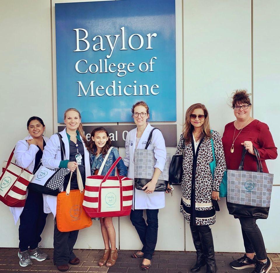 BCMCancerCenter's tweet photo. Thank you to Kaylee and the @ovarcome group for dropping off chemotherapy support bags earlier this week! These bags will be going to patients getting chemotherapy over the holidays. #DLDCCC https://t.co/r92daKmnME