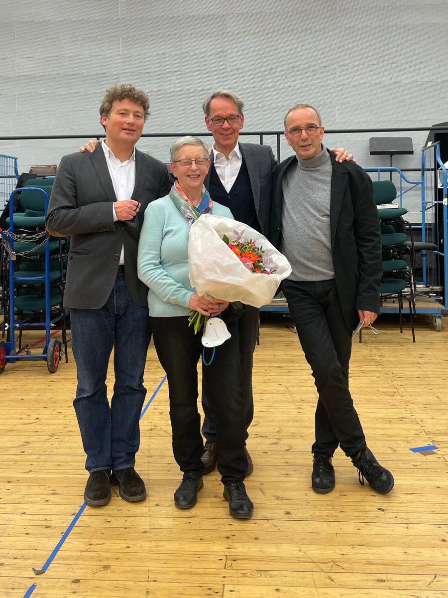 oper_stuttgart's tweet photo. Heute verabschieden wir eine ganz besondere Kollegin in den Ruhestand: Monika Weng-Gebhardt war seit 1973 hier tätig – als Persönliche Referentin der Intendanten, hier im Bild mit Viktor Schoner, Albrecht Puhlmann und Jossi Wieler. Alles Gute, Monika! Wir werden dich vermissen! https://t.co/Bh7nqepptB