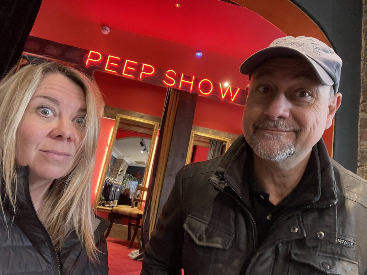 thisisthebigpic's tweet photo. Popped into a peep show during filming today with @jasalexthompson 🤣 #sunderland #masterdebonair https://t.co/pJ26ibtMoa
