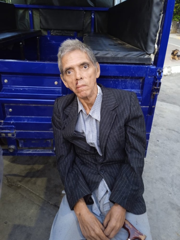 JLLVARELA's tweet image. Esta persona se encuentra perdida en el Cementerio del Sur, dice tener familiares en Lídice y El Valle. Pasen la foto para que aparezcan sus familiares; al parecer sufre de problemas mentales 👇