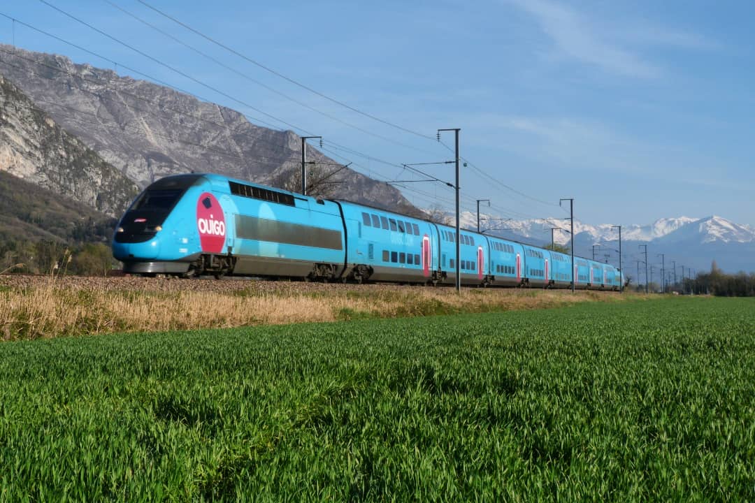 fantransport's tweet photo. Il est de retour!.
Suspendu depuis le 29 mars 2021 (fin de sa saison hivernale), le #Ouigo des neiges entre l'Aéroport Charles de Gaulle 2 TGV et Bourg-Saint-Maurice via Grenoble revient du 16 décembre 2021 au 28 mars 2022. (Photos du 29/03/21).
#tgvouigo #tgvdasye https://t.co/SmJq5RrPvF