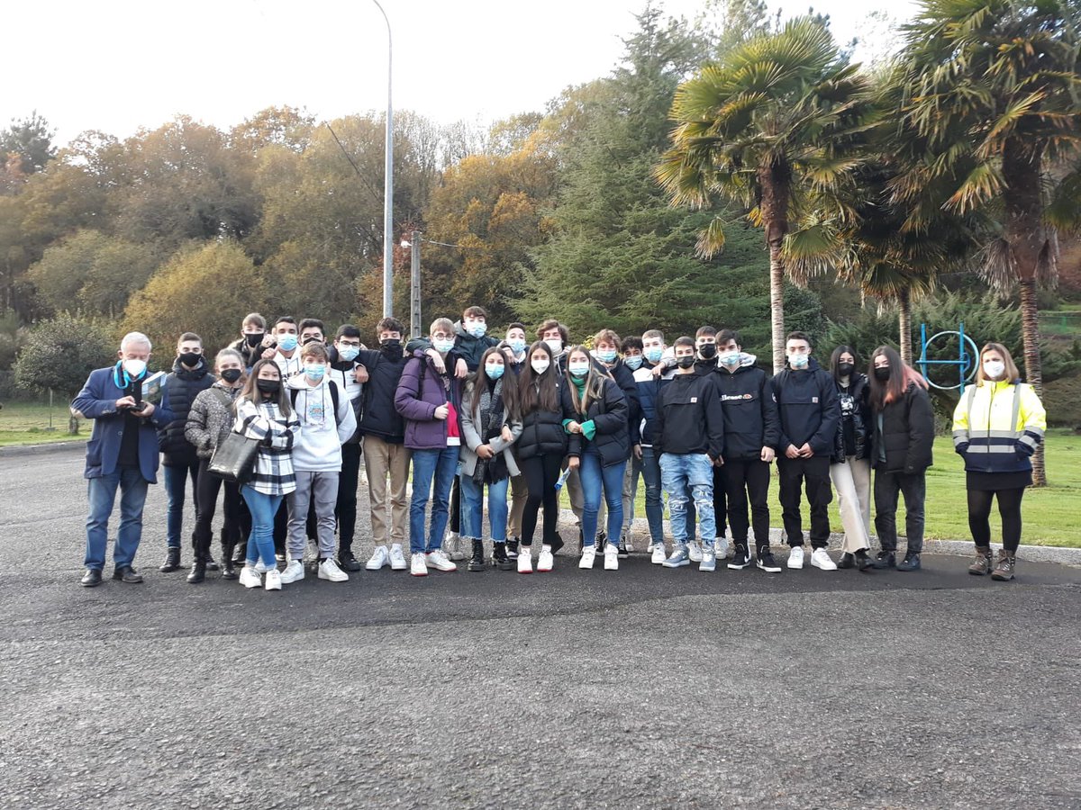 veolia_galicia's tweet photo. Hoxe recibimos ao alumnado do IES Arcebispo Xelmírez I nas instalacións de #Santiago, colaborando no proxecto Fracturas que están desenvolvendo. Puideron ver como se xestiona o #CicloUrbanodaAuga así como coñecer @CETAQUA e o que facemos en I+D+i. Grazas pola visita! https://t.co/zWr9WV54ti