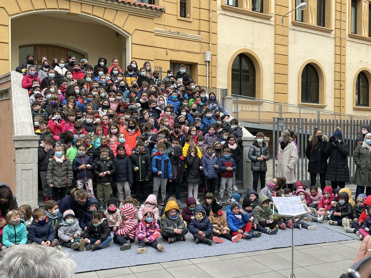 🎶 Comencen els actes per donar la benvinguda a les festes a #Ripoll, amb una cantada de nadales per part dels alumnes de l’escola <a href="/salesiansripoll/">Salesians Ripoll</a>!