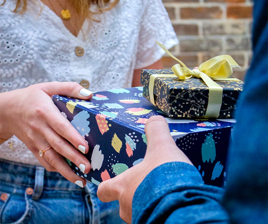 ChefingFR's tweet image. ✨ Un cadeau vaut mille mots...

Avec les nouvelles #annoncesgouvernementales, fêter la fin d'année avec vos #collaborateurs n'est pas facile.

Et si vous décidiez de leur faire parvenir un #coffretcadeau d'épicerie fine pour #Noël ? 🎁✨

Pour + d'info 👉🏼 bit.ly/2ZuvMhw