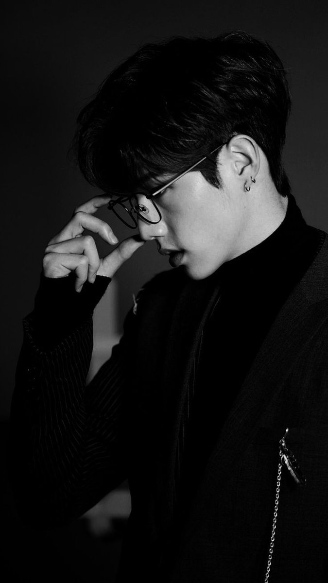kpopqueenyes's tweet photo. Wait! Do I look handsome?

#GOT7FOREVER #MarkTuan #GOT7𓅪 #Ahgase #handsome #glass https://t.co/9J4DgvDphx