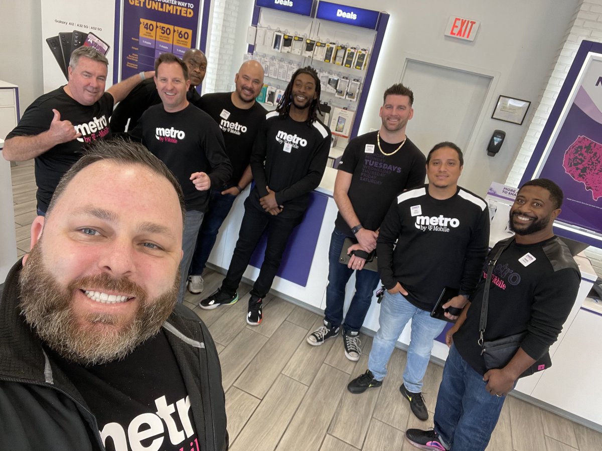 ⁦@MetroByTMobile⁩ Brandon Fl using Black Friday weekend to go from #5 in US to # 1. Go Chris Beam & Team!