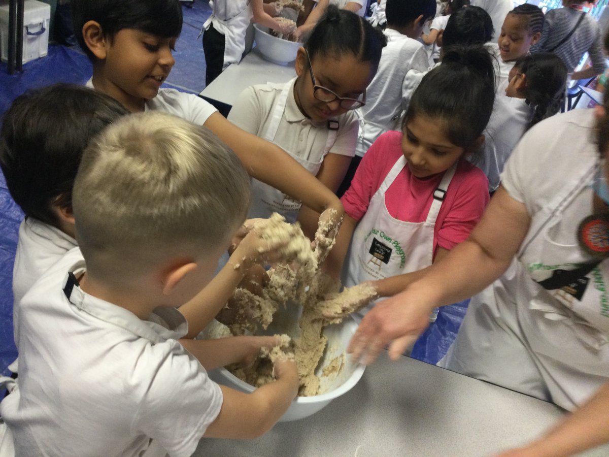 CPSE15's tweet image. Today was Rose class' turn to work with @GyoPlayground to bake bread. Look at the fun we had! #makeyourownbread #learningisfun