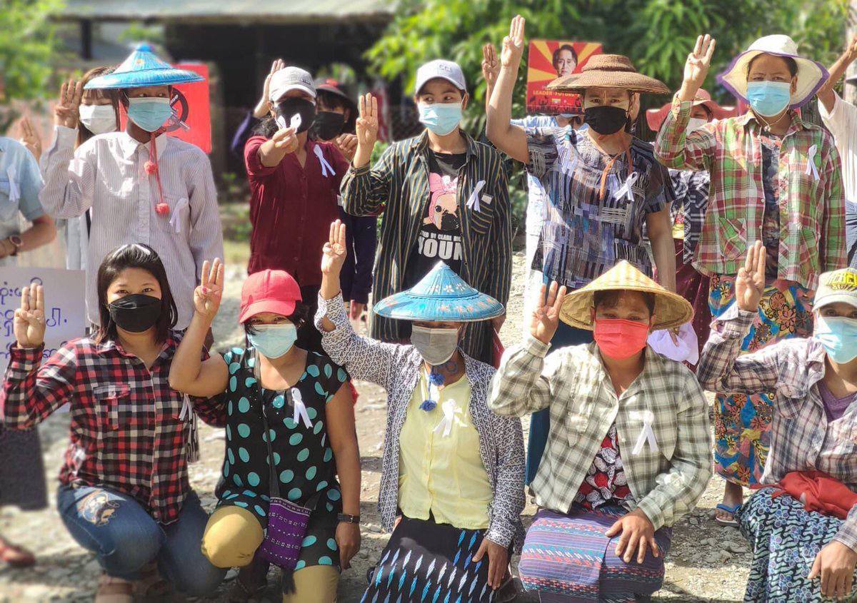TiTi13467164's tweet photo. Residents in #Kale City marched on the streets to overthrow the Military Dictatorship and joined in White Ribbon campaign to end violence against women. #EndImpunity_EndVAW #Nov26Coup    #WhatsHappeningInMyanmar https://t.co/qJt9HmxFjl