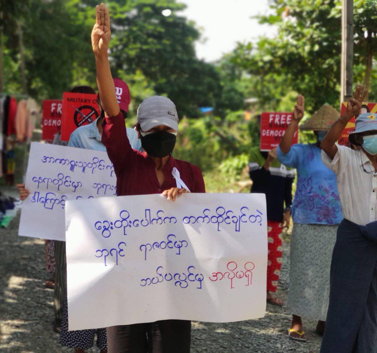 TiTi13467164's tweet photo. Residents in #Kale City marched on the streets to overthrow the Military Dictatorship and joined in White Ribbon campaign to end violence against women. #EndImpunity_EndVAW #Nov26Coup    #WhatsHappeningInMyanmar https://t.co/qJt9HmxFjl