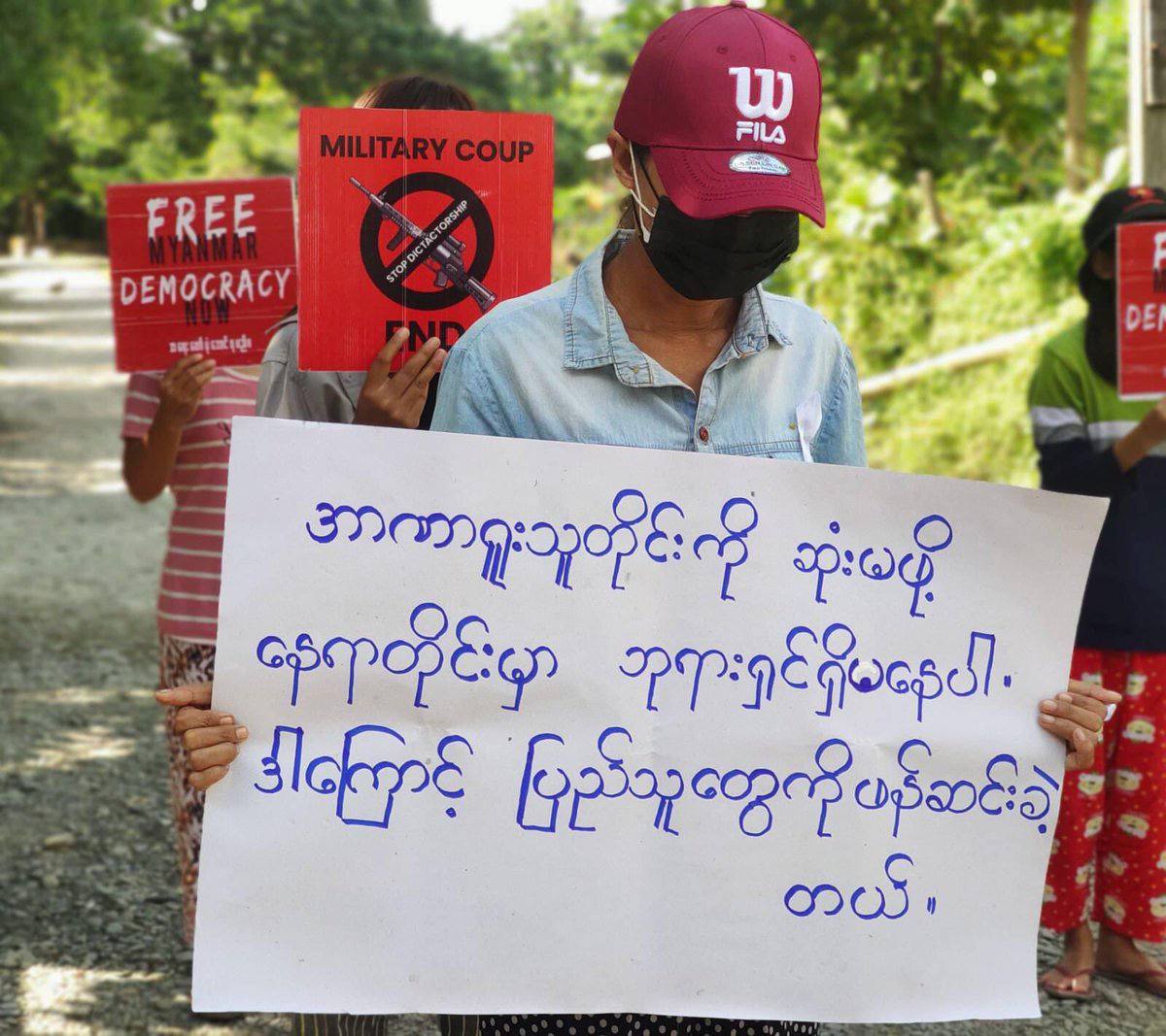 TiTi13467164's tweet photo. Residents in #Kale City marched on the streets to overthrow the Military Dictatorship and joined in White Ribbon campaign to end violence against women. #EndImpunity_EndVAW #Nov26Coup    #WhatsHappeningInMyanmar https://t.co/qJt9HmxFjl
