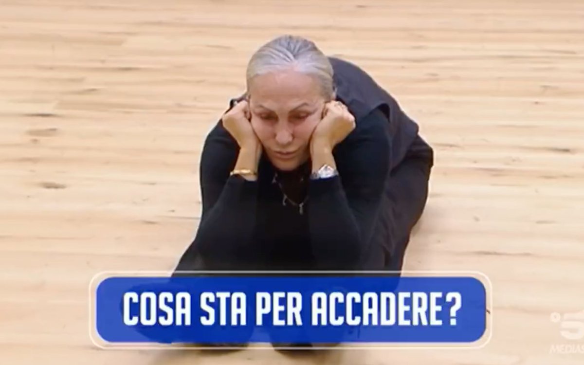 news_mates's tweet photo. Io come la Celentano quando scopro che è uscita la #variantesudafricana B.1.1.529

#AMICI21 #26novembre https://t.co/hYpXO9jNrk
