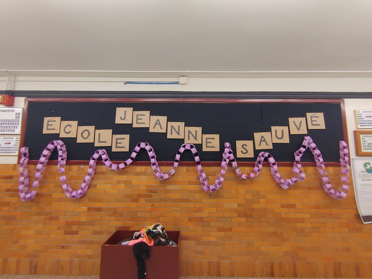 Les élevés de Jeanne Sauvé ont créé une chaîne avec les idées contre l'intimidation. Students coming up with statements uniting the school #AntiBullyingWeek <a href="/TVDSB/">Thames Valley DSB</a> <a href="/TVDSBcares/">TVDSB Mental Health</a> <a href="/JeanneSauveFIPS/">Jeanne Sauvé FIPS</a>