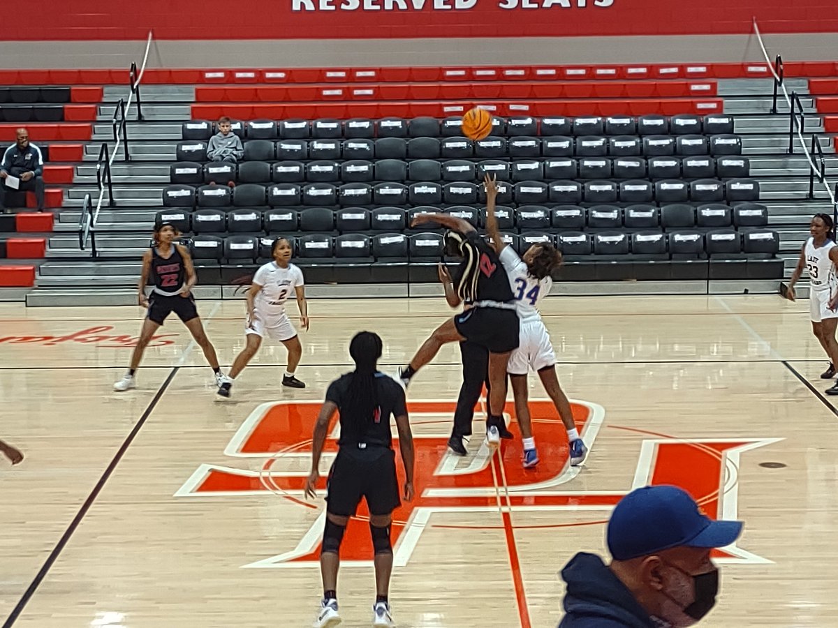 ThadBallNPrep's tweet photo. @PBevBallNPrep opening game BallNPrep Thanksgiving Day Bash 2021 Midfield (AL) vs Mae Jamison (AL). Midfield leads @ the half 18-12. #BallNPrep #BNPTBash2021 https://t.co/uYLA1Xiuhj