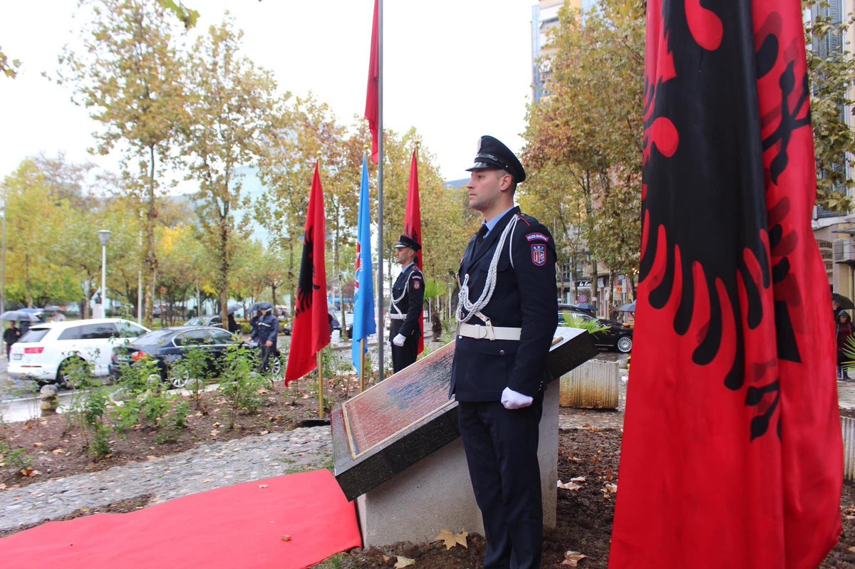 ABllako's tweet photo. Përulësisht dhe përjetësisht mirënjohës 🙏 vizionarëve heronj të Pavarësisë së Tiranës! 🇦🇱 

#26Nëntor #PavarësiaeTiranës https://t.co/7aUUUng9RS
