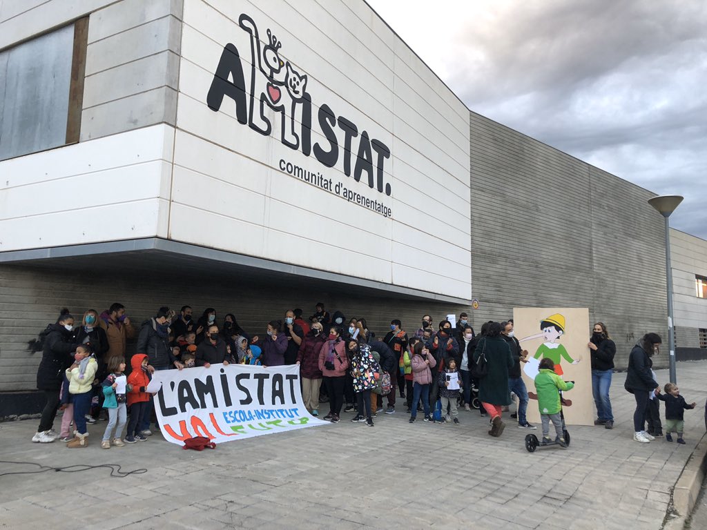 tramuntana_tv's tweet photo. La Comissió Mixta de la Comunitat d’Aprenentatge de l’Amistat reclama ser Escola-Institut per a millorar la situació social i educativa de #Figueres. Han realitzat una acció reivindicativa a les portes del centre. https://t.co/DpyijrzPWR