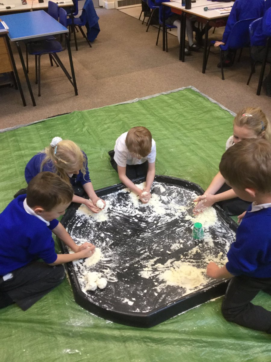 GEPSClass3's tweet photo. To launch our instruction writing unit of work we had a go at following instructions to make snow! I am delighted to say that it was a success and very much enjoyed by all. ⛄️😁 https://t.co/1pmII0nP9w