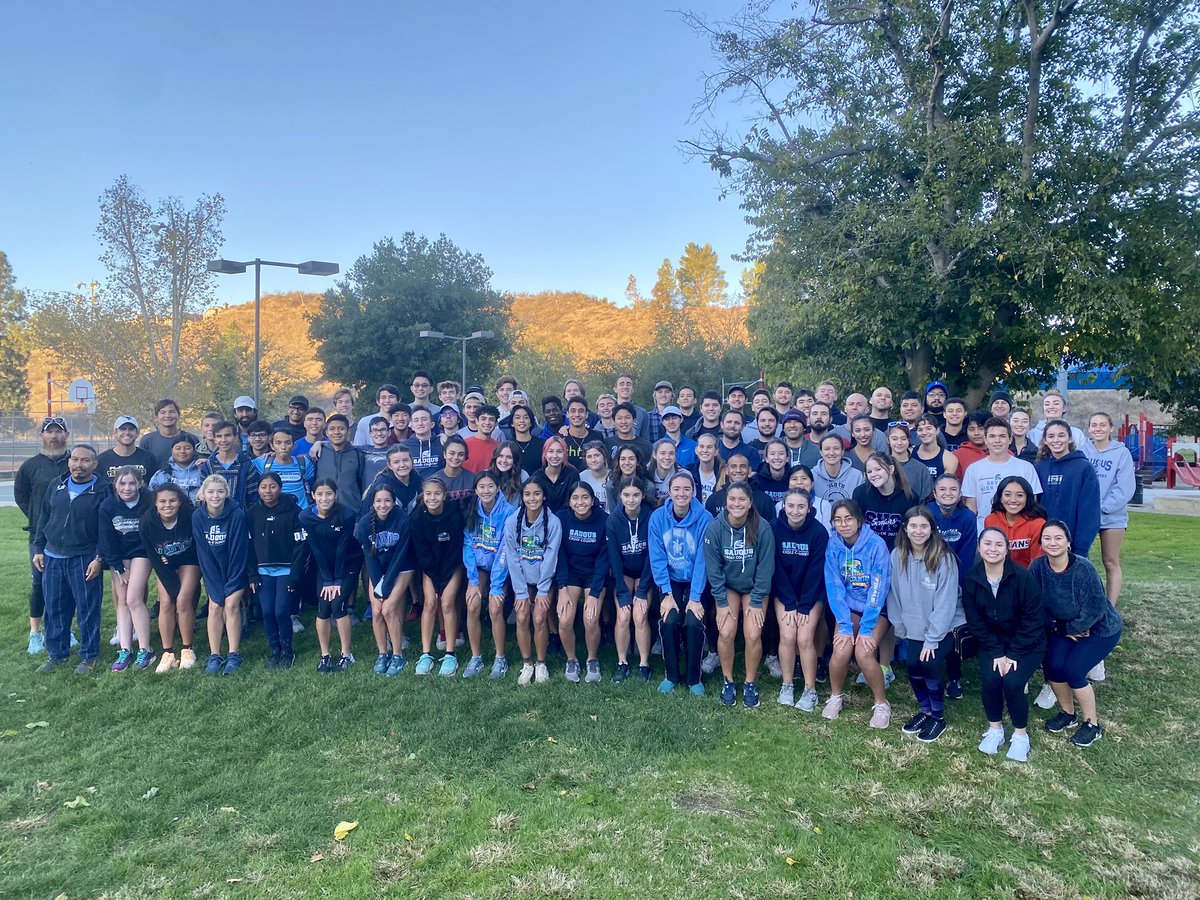 Saugus_XC's tweet photo. A tradition like no other…XC Thanksgiving Alumni Run. Awesome seeing Saugus Legends interacting with the active runners. @SaugusRunner @Saugus_SNN @SignalSports @PrepCalTrack https://t.co/w0qB4m94QK