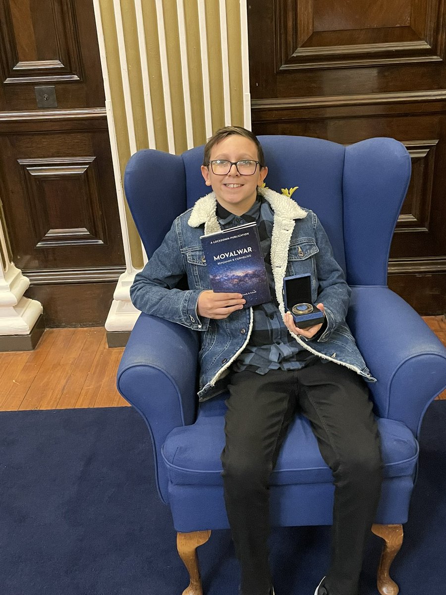 Benjamin_Auth's tweet photo. I had a great afternoon at Hull Guildhall as a guest of @LordHull &amp; @lynnpetrini to receive my Civic Crown award

@KingswoodParksP @Kingswood_Acad @Kingswood_Eng 

#Movalwar #Hull #YoungAuthor https://t.co/5KXSjiGn1I
