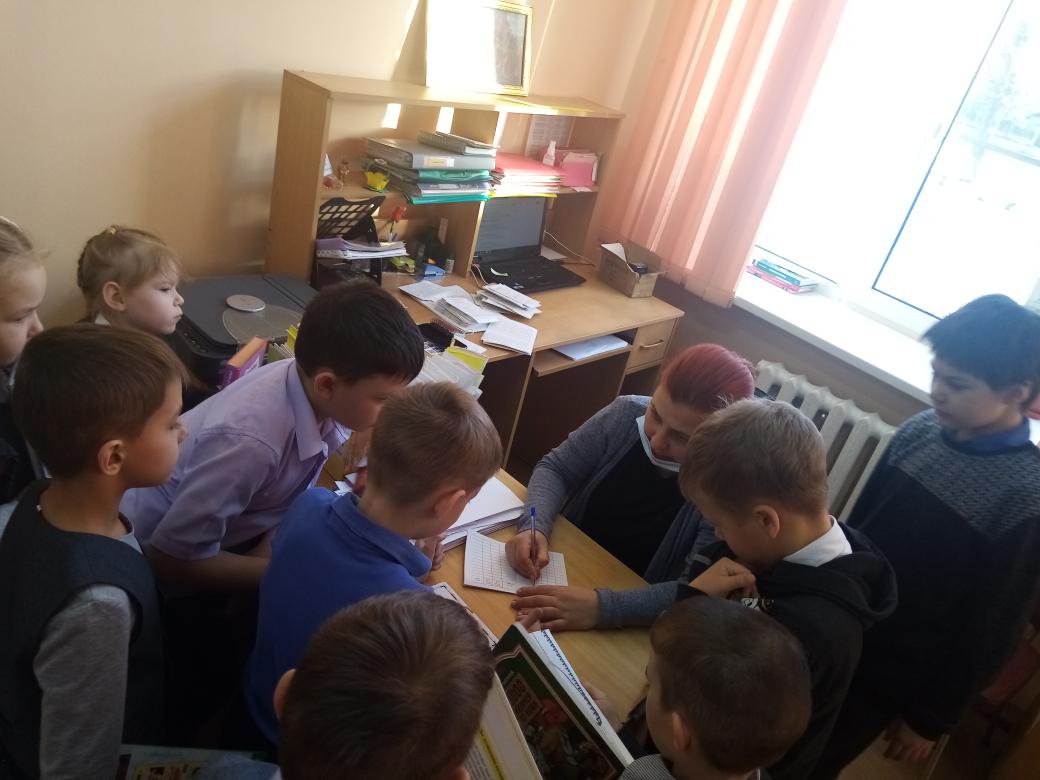 21 ноября ученики 1В класса ГБОУ СОШ 2 п.г.т Безенчук посетили школьную библиотеку. Дети познакомились с профессией библиотекарь, а также узнали о принципе работы библиотеки и как работает  Touch стол.