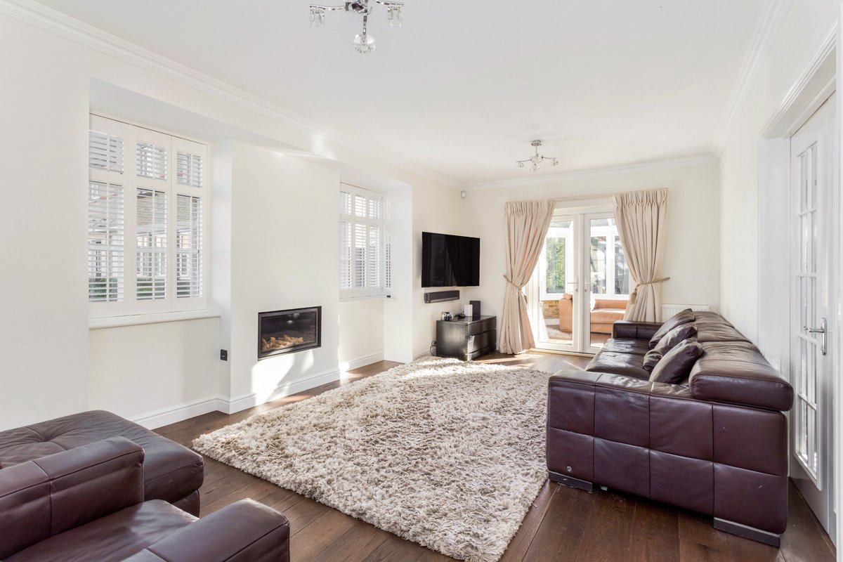 Hamptons_Cats's tweet photo. ⭐️LET INSTRUCTION⭐️

This recently refurbished 5 bedroom house has now been let! Benefiting from bespoke shutters and a modern kitchen.

We have applicants registered who missed out on this property. If you have a property that you would like to rent, please call 01883 597000 https://t.co/yjyv5XEykm