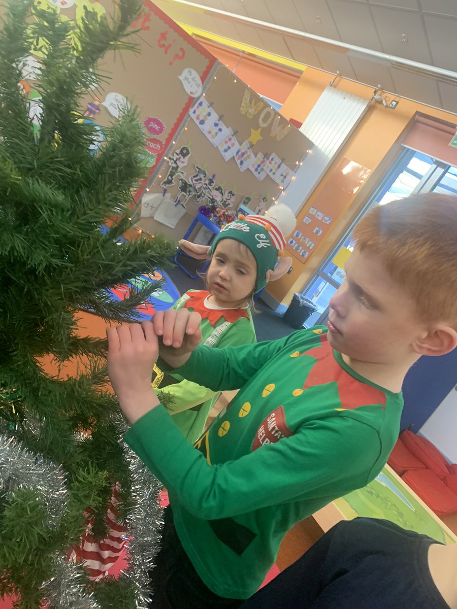 bhvcprimary's tweet photo. Dosbarth Enfys have been super ‘elf’ful today! 👏🏻🎉🎄🌈#elfday2021 #elfworkshop #advent #hope #peace #love #joy @MonmouthDCO https://t.co/qlxJPiR59D