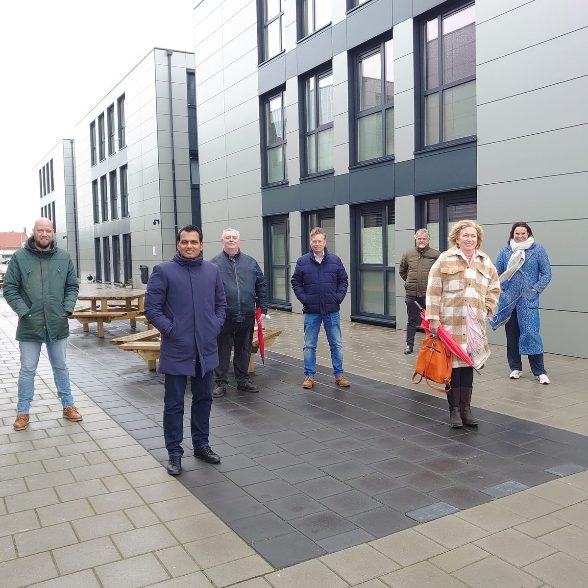 d66zh's tweet photo. Vandaag zijn @VineshLalta @OosteropRia samen met @MariekevDoorn en @D66Westland op bezoek geweest bij flexwoningen voor internationale medewerkers 🌍. 

Een goed initiatief tegen het woningtekort 🏠 in Zuid-Holland.

Dank ook aan @Home_Flex voor de presentatie!

#wonen #teamd66 https://t.co/HmufKnOi61
