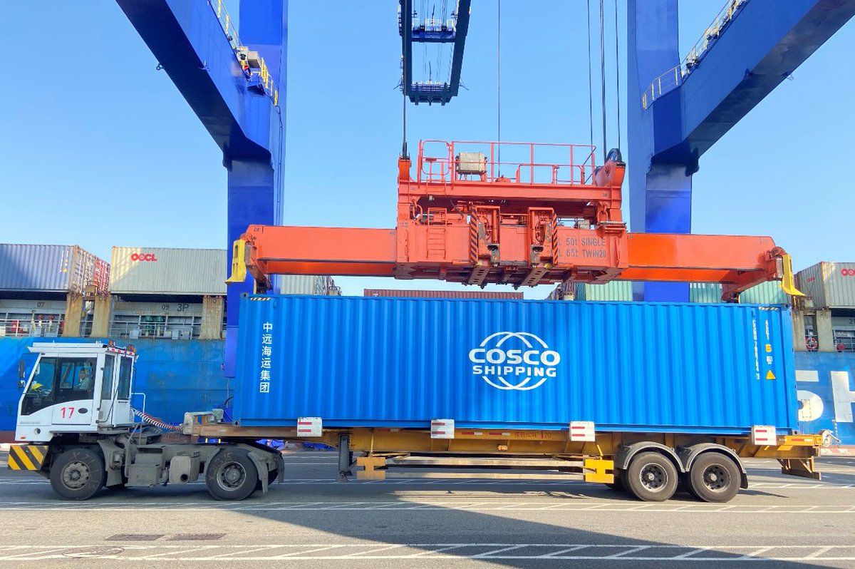 Ukwanggang's tweet photo. On November 14, the throughput of COSCO SHIPPING Yangpu International Container Terminal exceeded 1 million TEUs, with a year-on-year growth of 39%, out of which the volume of foreign trade containers increased by 60% against the downward trend. https://t.co/qcnm4PMM2r
