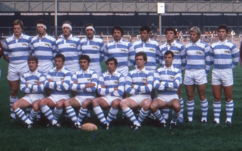 lospumas's tweet photo. Con mucho dolor debemos informar el fallecimiento de Ricardo Passaglia, Puma número 331

Formado en La Tablada, en esta foto se lo ve en Twickenham entre G. Travaglini y "Pochola" Silva, antes de apoyar el segundo try en el histórico empate en 13 ante Inglaterra en la gira del 78 https://t.co/gsmceDnbyd