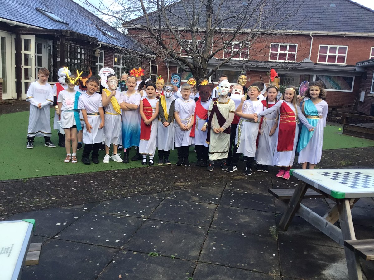 TigerClass1's tweet photo. What a spectacular Ancient Greek Day! We made some super masks and wreaths. We painted our Greek pottery, we heard myths and even had our own olympics! #HistoryWJS #ArtWJS #PEWJS #EnrichWJS https://t.co/btgceZFwyV