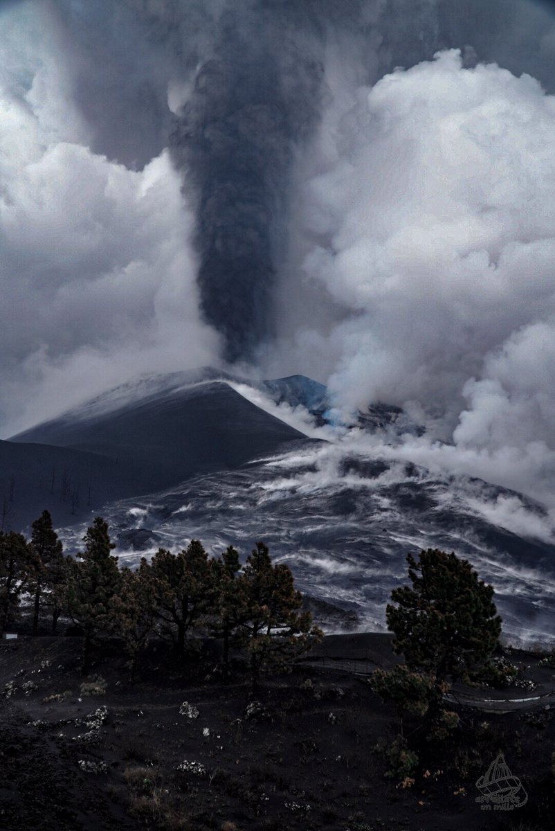 Llegó la tormenta....⛈️⛈️ #lapalma #erupcionlapalma #cumbrevieja #volcán #undiamasundiamenos #canarias #OK_canarias #lapalmamagazin #eltime #26nov #sony #a6400 #naturephotography
#nature #naturaaleza

 WORK ➡️ @dron_services_canarias