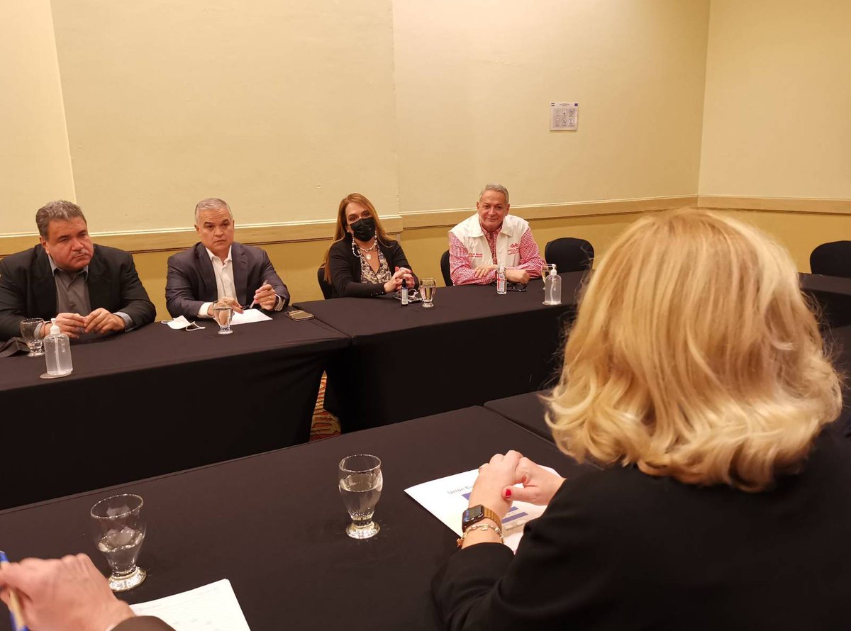 moeueHonduras25's tweet photo. La jefa de la #MOEUEhn21 @ZovkoEU, acompañada por el analista político, dialogó con el candidato presidencial del @PLHonduras @yanirosenthal y sus colaboradores en seguimiento a las conversaciones sobre las #EleccionesGenerales2021 iniciadas por la misión con los presidenciables https://t.co/0hNEUdf0fe