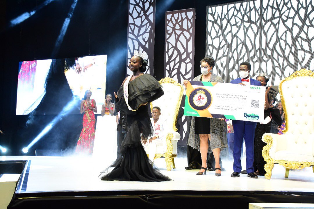 ZaharahManyeshi's tweet photo. Ladies and gentlemen the Mr &amp; Miss Y+ 2021/22 is Rubunu Nagayi🤩💃🏻💃🏻💃🏻💃🏻
#YPlusPageant21 
#OpeningOpportunities https://t.co/6MXgOvX4Nd