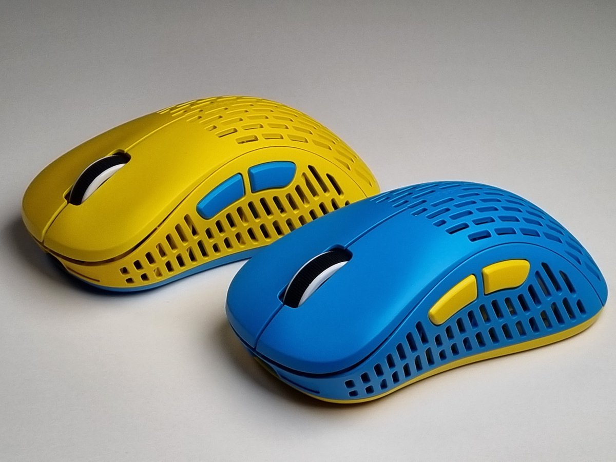 wearemaxgaming's tweet photo. 🏳 A special giveaway:
How about two @PulsarGears Special Edition Swedish Theme Xlite Superglide Wireless, modded by the incredible @NachoCustomz.🤩

These look incredible af!

Giveaway instructions below ⬇: https://t.co/zMiK4emUA3