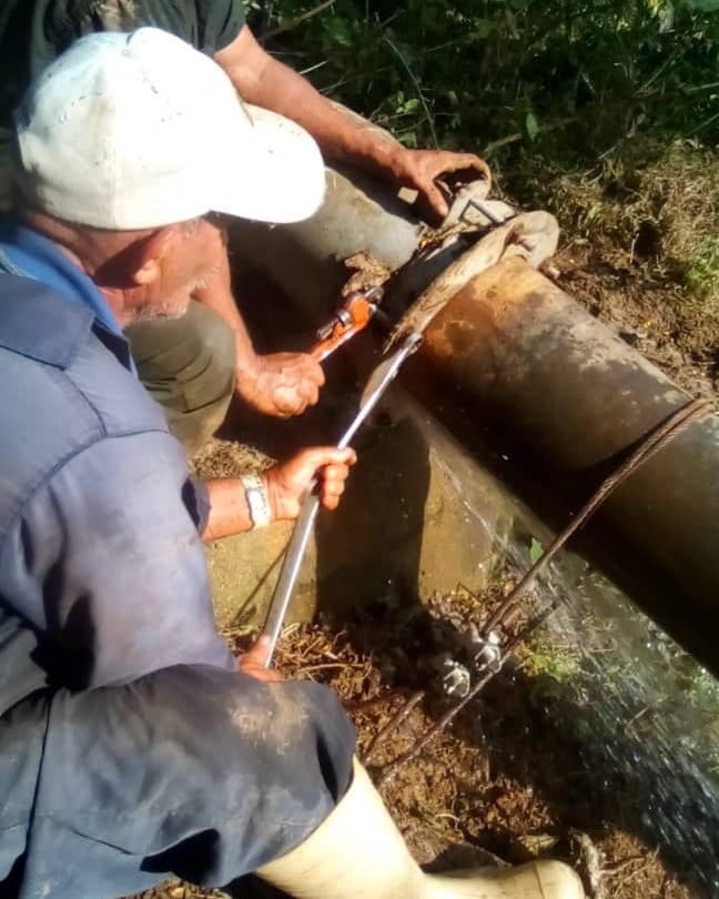El Gob. Bolivariano de Cojedes a través de <a href="/Hidrocentro2011/">HIDROCENTRO OFICIAL</a>, realiza reparación de fuga de agua potable en línea de impulsión de 10" de la estación de bombeo los Motores - Planta San carlos con la instalación de una junta mecánica <a href="/NicolasMaduro/">Nicolás Maduro</a> <a href="/R_MarcoTorres/">Rodolfo Marco Torres</a> <a href="/minaguasoficial/">Ministerio del P.P. de Atención de las Aguas</a>