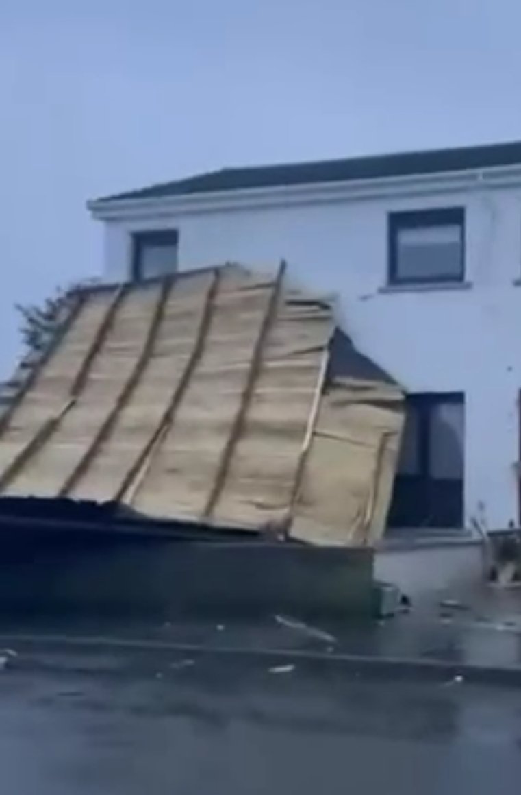 DonNCA's tweet photo. Just in the last hour I saw this in #Fraserburgh #StormARWEN #StaySafeFriends https://t.co/139hS8ypw3