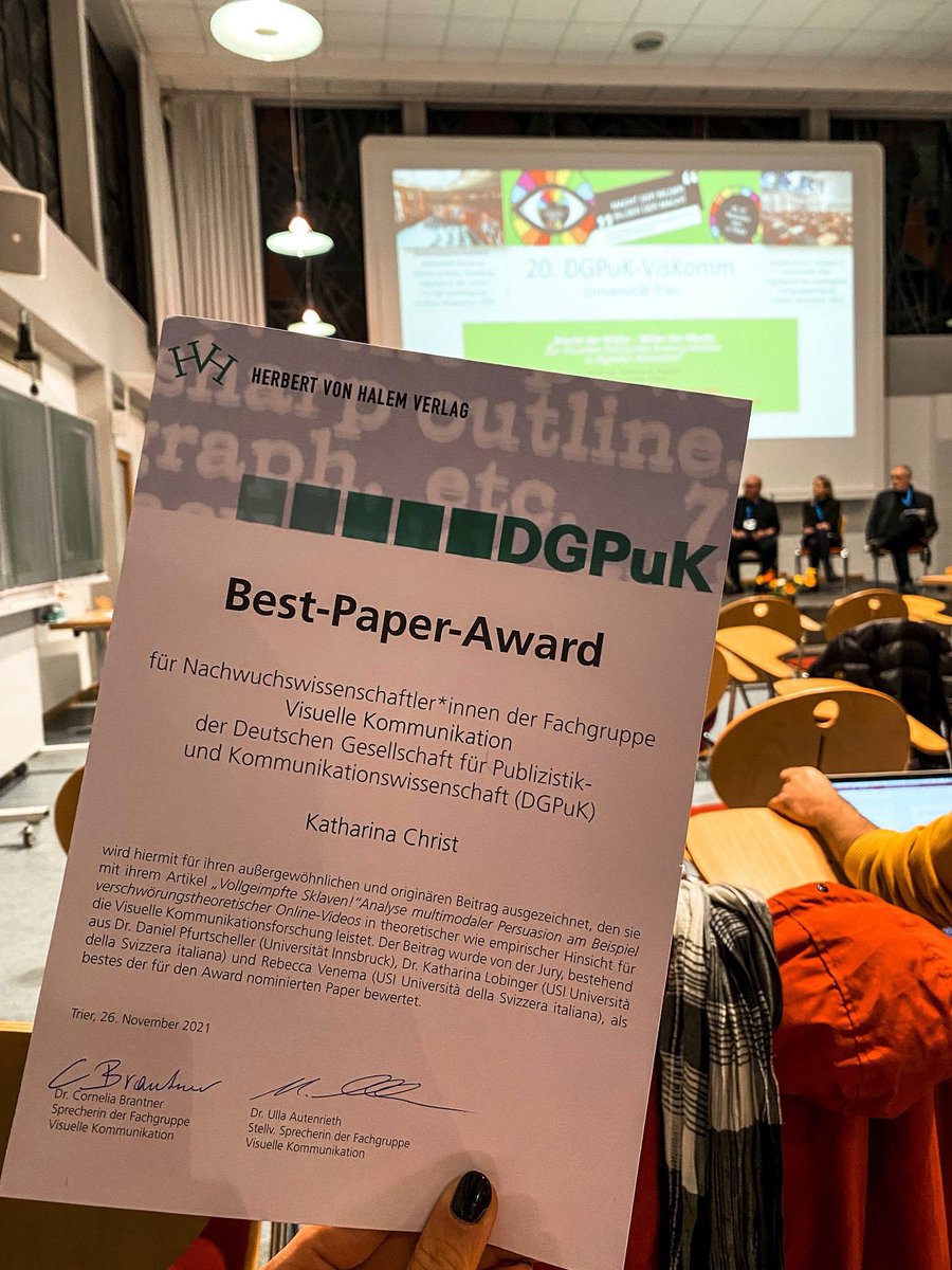 Medienwissenschaft Trier (@mewitrier) on Twitter photo @kath_christ gewinnt den Best Paper Award der FG Visuelle Kommunikation & des <a href="/halemverlag/">Herbert von Halem Verlag</a> und tritt damit in große Fußstapfen. Herzlichen Glückwunsch liebe @kath_christ! Danke an <a href="/CorBrantner/">CorneliaBrantner @corneliabrantner@bsky.social</a> <a href="/laAut/">Ulla Autenrieth</a> <a href="/rvnma/">Rebecca Venema</a> für die Organisation des Preises & <a href="/dpfu/">Daniel Pfurtscheller🌻</a> für die Laudatio! @kath_christ gewinnt den Best Paper Award der FG Visuelle Kommunikation & des <a href="/halemverlag/">Herbert von Halem Verlag</a> und tritt damit in große Fußstapfen. Herzlichen Glückwunsch liebe @kath_christ! Danke an <a href="/CorBrantner/">CorneliaBrantner @corneliabrantner@bsky.social</a> <a href="/laAut/">Ulla Autenrieth</a> <a href="/rvnma/">Rebecca Venema</a> für die Organisation des Preises & <a href="/dpfu/">Daniel Pfurtscheller🌻</a> für die Laudatio!