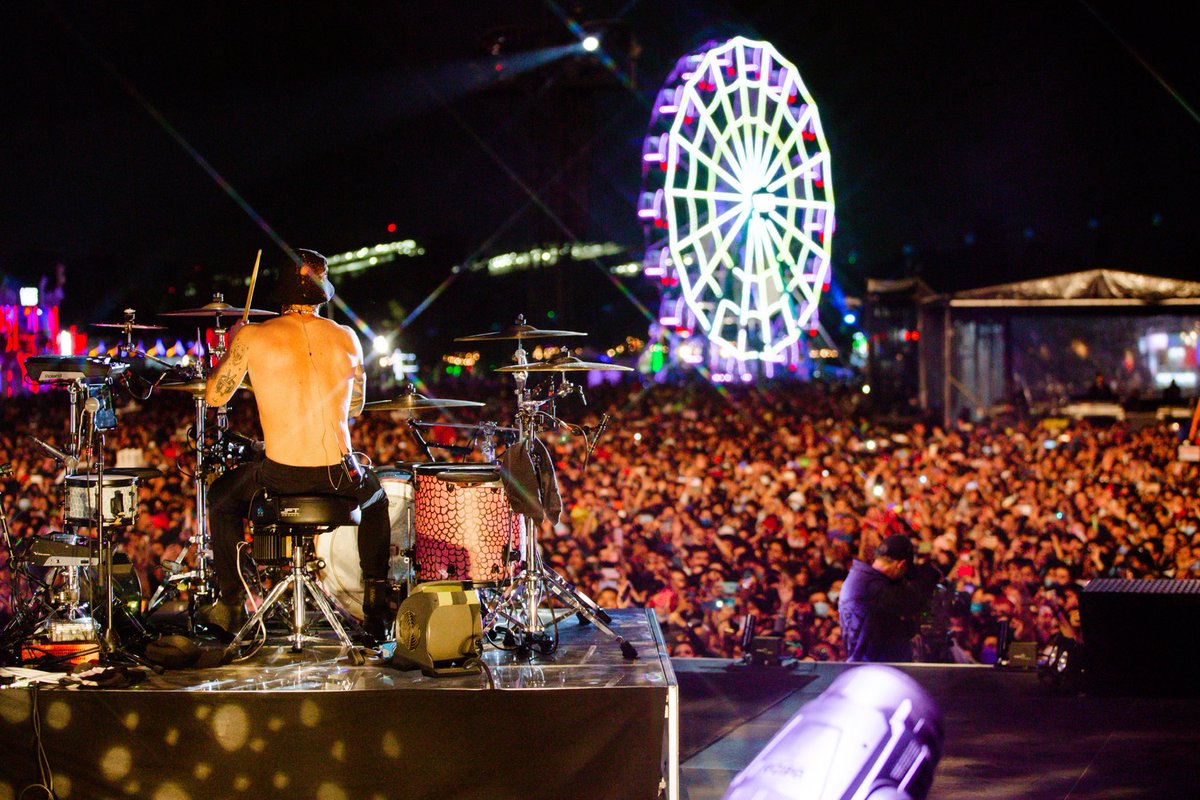 twentyonepilots's tweet photo. from our giant show in mexico ψ https://t.co/1pzTT5vqRn
