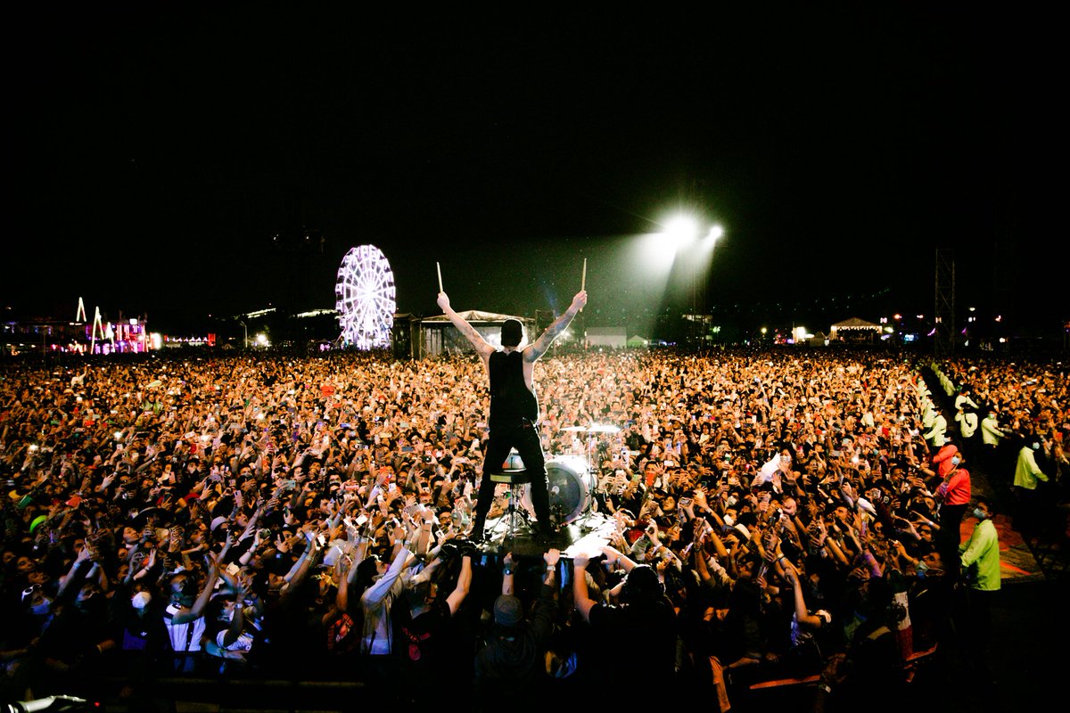 twentyonepilots's tweet photo. from our giant show in mexico ψ https://t.co/1pzTT5vqRn