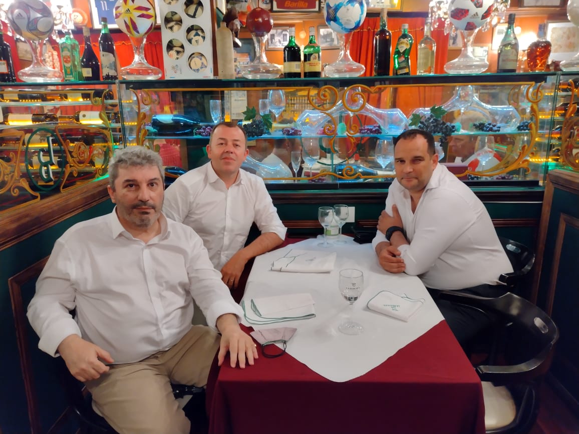 Lo bueno de la comunidad <a href="/CapsiArg/">CAPSI 🇦🇷</a> es que lo hacemos entre amigos. Junto a <a href="/gustavomerani/">Gustavo MERANI CPO</a> y <a href="/AleCassaglia/">Alejandro Cassaglia</a> compartimos la cena e iniciamos la planificación de 2022.