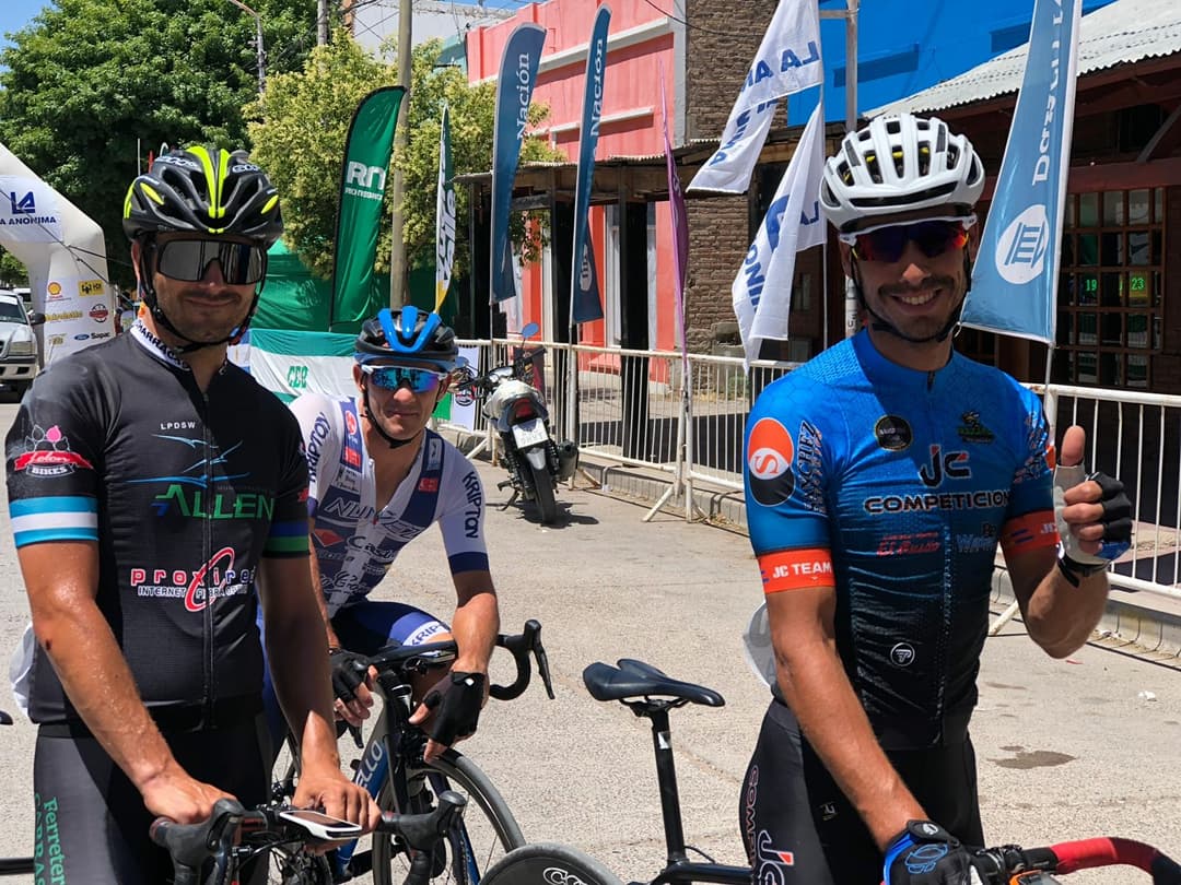 Ya se está armando todo para el inicio de la etapa en Allen. La partida será desde calle Orell, frente a la municipalidad.

#VuetaxLider #Vuelta78