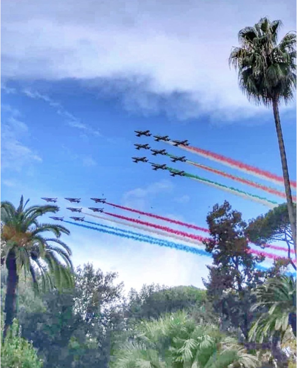 Can’t wait for air show season 2022!  Pretty cool shot from our friends across the pond.