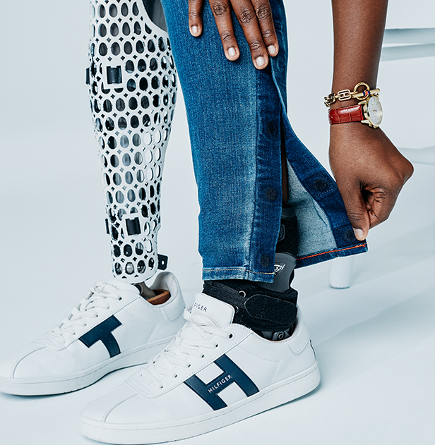 YouAreMyBezoar's tweet photo. Tommy Hilfiger desarrolló una línea de ropa adaptable para personas en sillas de ruedas, con prótesis o  sensorialidad neurodivergente. Las prendas tienen cierres y botones magnéticos para que sean simples de sacar y poner, costuras planas y sin etiquetas que raspen. https://t.co/yljE1GfMHe