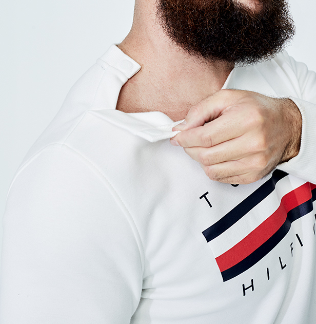 YouAreMyBezoar's tweet photo. Tommy Hilfiger desarrolló una línea de ropa adaptable para personas en sillas de ruedas, con prótesis o  sensorialidad neurodivergente. Las prendas tienen cierres y botones magnéticos para que sean simples de sacar y poner, costuras planas y sin etiquetas que raspen. https://t.co/yljE1GfMHe