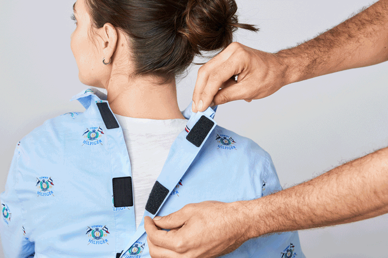 YouAreMyBezoar's tweet photo. Tommy Hilfiger desarrolló una línea de ropa adaptable para personas en sillas de ruedas, con prótesis o  sensorialidad neurodivergente. Las prendas tienen cierres y botones magnéticos para que sean simples de sacar y poner, costuras planas y sin etiquetas que raspen. https://t.co/yljE1GfMHe