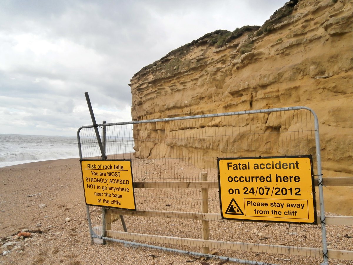 DorsetWriter's tweet photo. Walking the Coastal Path from West Bay to Burton Bradstock #WestNay #BurtonBradstock #poem #ReadingTheSigns
A poem from READING THE SIGNS, Jim Potts, Colenso Books, 2020 https://t.co/7UNzkDRVu0