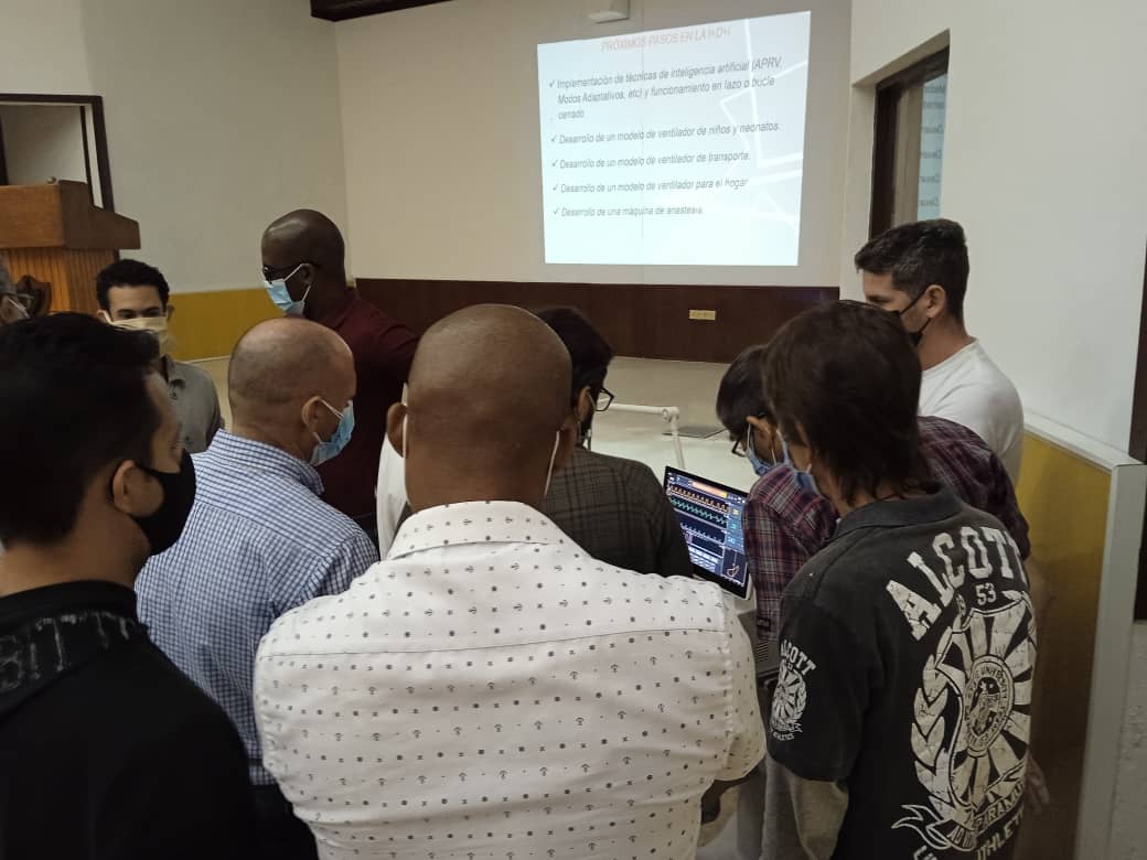 CombiomedC's tweet photo. Personalidades del Dpto. Urgencia y Emergencia del @MINSAPCuba y profesores expertos del @HCQ_Ameijeiras asistieron hoy al debate con investigadores del proyecto del Ventilador Pulmonar de Altas Prestaciones COMBIOVENT, hito en la historia de la tecnol médica digital de COMBIOMED https://t.co/egrlRaAQiV