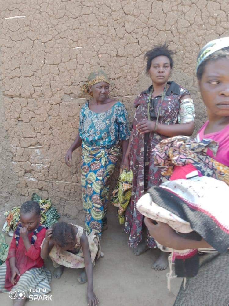 InnocentMirimo3's tweet photo. Triste chez-moi à béni :Quand je regarde les images ds ces mamans ,enfants,filles,..otages libérés parmis les 54 des ADFS  j'ai ds larmes,je sents cette douleur, d'un innocent qui ne sait pas s'il meurt pourquoi @OlivierKamitatu @fatshi13 @AbedAchour @wembi_steve @StanysBujakera https://t.co/whR029dtXA