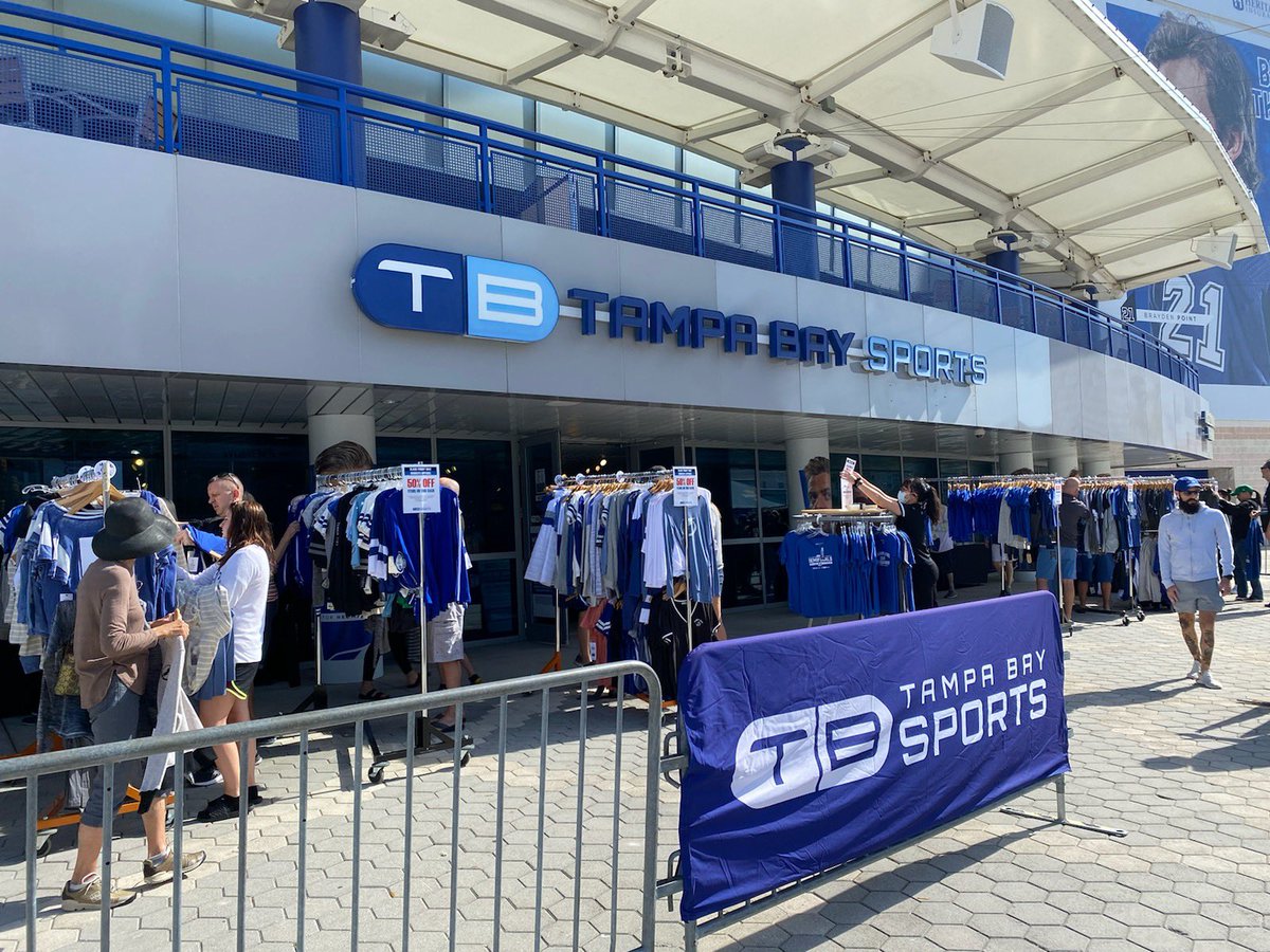 ShopTBSports's tweet photo. Our Sidewalk Sale is a go!

Come see us at @AmalieArena till 6pm. https://t.co/Q3VaaxDLjD